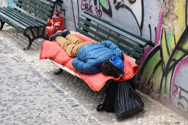 ЛИСБОН, ПОРТУГАЛЬ - 4 июня 2018 года: Бездомный, спящий грубо в Лиссабоне, Португалия. В Лиссабоне около 3000 бездомных
.