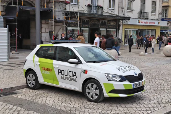 リスボン ポルトガル 2018 はリスボン ポルトガルで自治体警察のシュコダファビア車で歩きます リスボンは 280 最も人口の多い都市です — ストック写真
