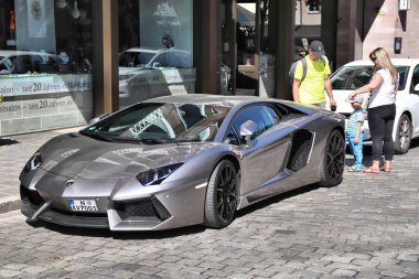 Nürnberg, Almanya - 6 Mayıs 2018: Lamborghini Aventador lüks spor otomobil Almanya'da Park insanlara hayranlık duyuyorum. Arabayı Filippo Perini tarafından tasarlanmıştır.