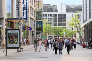 Dresden, Almanya - 10 Mayıs 2018: İnsanlar modern alışveriş caddesi Dresden, Almanya ziyaret edin. Dresden Almanya'da 12 büyük kentidir.