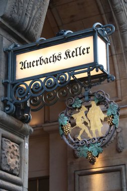 Leipzig, Almanya - 9 Mayıs 2018: Auerbachs Keller restoran ve şarap bar Leipzig, Almanya'da. 16. yy'dan uzanıyor ve Goethe'nin Faust oyunda yer aldı.