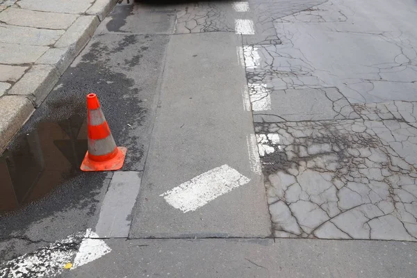 通りの表面損傷 交通インフラの問題 パッチを適用した道路 — ストック写真