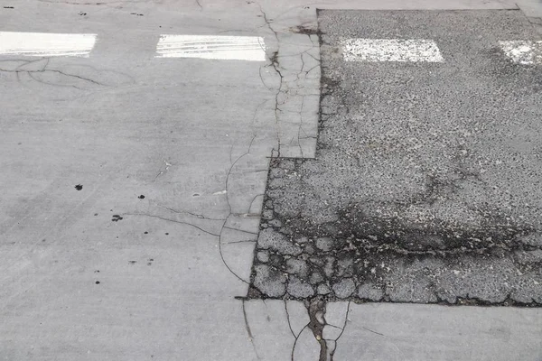 Rua Danificada Cidade Rachaduras Manchas Superfície — Fotografia de Stock