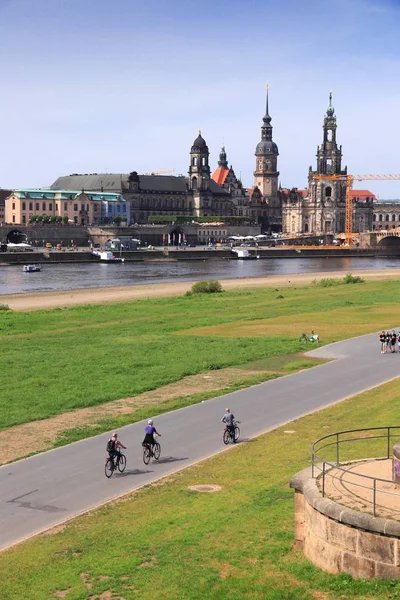 Dresden Alemania Mayo 2018 Gente Monta Bicicletas Largo Del Dique — Foto de Stock