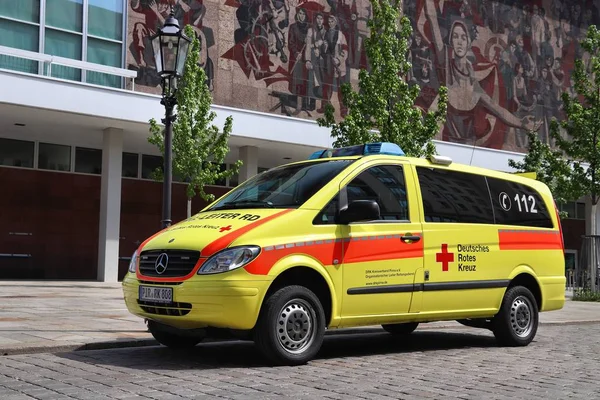 Dresden Alemania Mayo 2018 Ambulancia Cruz Roja Alemana Mercedes Vito —  Fotos de Stock