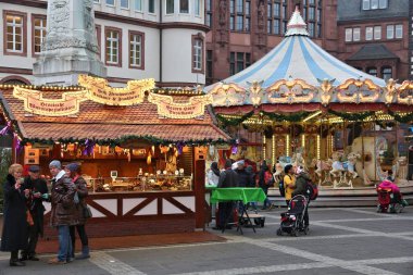 FRANKFURT, Almanya - 6 ARALIK 2016: İnsanlar Frankfurt, Almanya 'da Noel Pazarı' nı ziyaret ediyor. Christkindlmarkt geleneği Almanya 'dan gelmektedir..