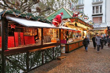 FRANKFURT, Almanya - 6 ARALIK 2016: İnsanlar Frankfurt, Almanya 'da Noel Pazarı' nı ziyaret ediyor. Christkindlmarkt geleneği Almanya 'dan gelmektedir..