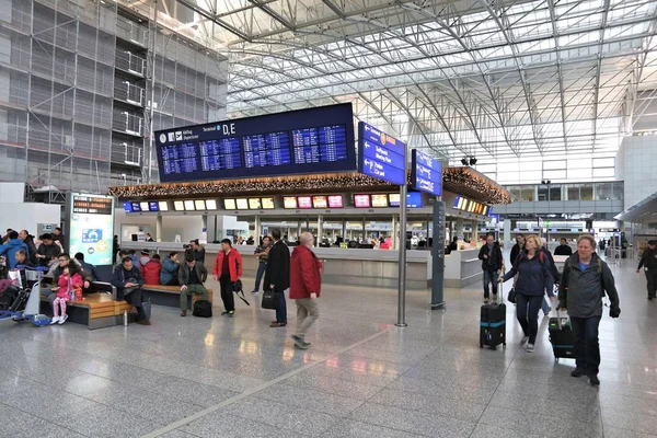Frankfurt Alemania Diciembre 2016 Los Pasajeros Visitan Terminal Del Aeropuerto — Foto de Stock