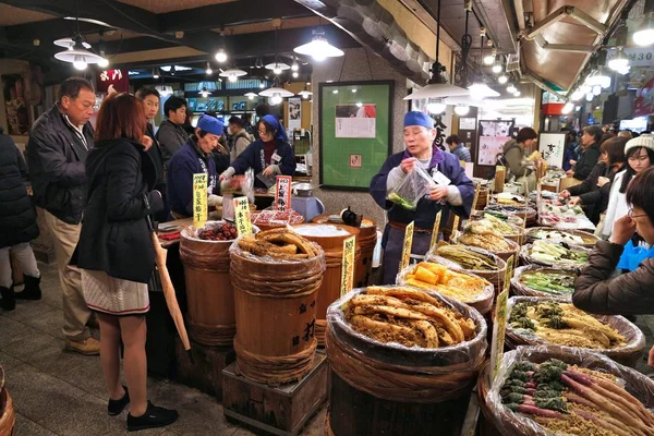 2016年11月27日 人们在日本京都的锦市场购物 锦是京都的一个受欢迎的传统食品市场 — 图库照片