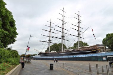 LONDON, İngiltere - 8 Temmuz 2016: İnsanlar Greenwich, Londra, İngiltere 'deki ünlü Cutty Sark müze gemisini ziyaret ediyor. Greenwich Kraliyet Borough, Londra 'nın 274,800 nüfuslu bir şehridir..