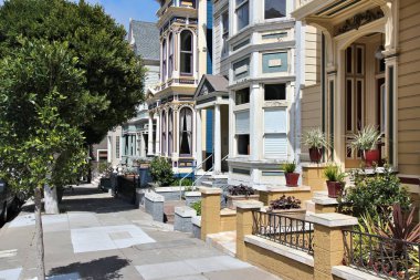 Boyalı Kadınlar - Alamo Meydanı, San Francisco 'da tarihi mimari.