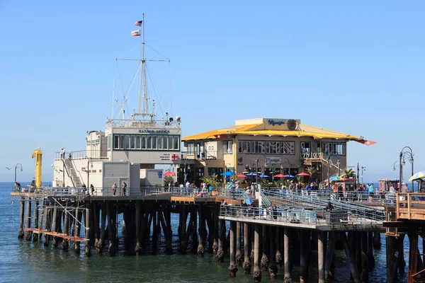 米国サンタモニカ エイプリル社2014年6月6日 カリフォルニア州サンタモニカの桟橋に人々が訪れます 2012年時点で La郡外から700万人以上の観光客が毎年サンタモニカを訪れた — ストック写真