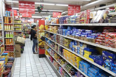 Manila, Filipinler - 25 Kasım 2017: İnsanlar tipik bakkal Manila, Filipinler ziyaret edin. Metro Manila 24 milyon kişi ile dünyanın en büyük kentsel alanlarda biridir.