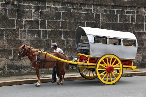 Manila Filipinas Novembro 2017 Motorista Espera Por Sua Carruagem Cavalo — Fotografia de Stock