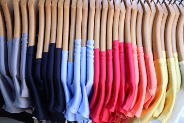 Dükkanı giysi raf - renkli gömlek seçim. Moda Dükkanı Almanya.