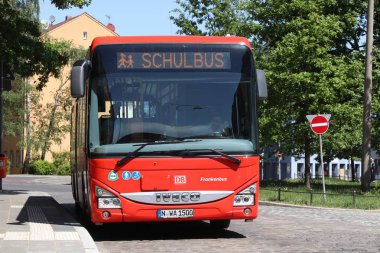 Nürnberg, Almanya - 7 Mayıs 2018: Iveco okul otobüsü Nuremberg, Almanya. Nürnberg orta Franconia içinde yer alır. Burada 511,628 insanlar yaşıyor.