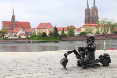 Wroclaw, Polonya - 11 Mayıs 2018: Gnome cüce küçük heykel Wroclaw, Polonya. Wroclaw 350 gnome heykeller şehrin vardır..