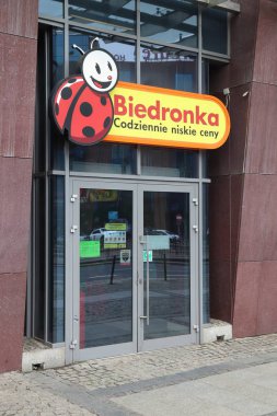 Wroclaw, Polonya - 11 Mayıs 2018: Biedronka süpermarket kapı Wroclaw, Polonya. Biedronka fazla 2700 mağazasıyla, Polonya'da en büyük perakende zincirleri biridir.