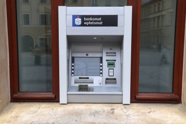 Wroclaw, Polonya - 11 Mayıs 2018: Pko Bank Polski Bankamatik, Wroclaw, Polonya. Polonya'daki en büyük bankadır varlıkları ve şube sayısı PKO Bank Polski.