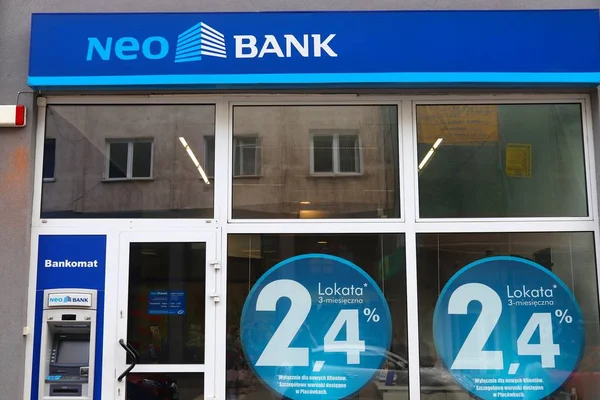 Wroclaw, Polonya - 11 Mayıs 2018: Wroclaw, Polonya Neo banka şubesi. 36 bankacılık şirket Polonya (2018 mevcut).