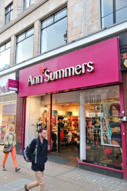 Londra, İngiltere - 23 Nisan 2016: Ann Summers iç giyim iç çamaşırı Mağazası, Londra Oxford Street, insanlar dükkanı. Oxford Street var yaklaşık yarım günlük bir milyon ziyaretçi ve 320 mağazaları.