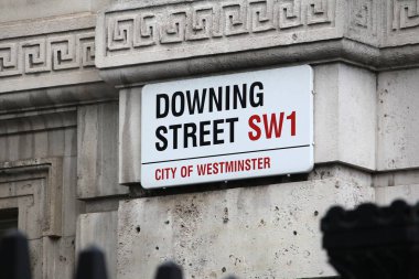 LONDON, İngiltere - 23 Nisan 2016: Londra, İngiltere 'de Downing Street tabelası. 10. Hükümet, İngiltere Başbakanı 'nın ofisidir..