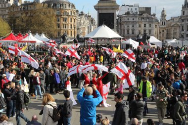 LONDON, İngiltere - 23 Nisan 2016: İnsanlar Londra 'daki Aziz George Günü için Trafalgar Meydanı' nı ziyaret ediyor. Aziz George İngiltere 'nin koruyucu azizidir..