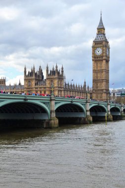 Londra, İngiltere - 23 Nisan 2016: Westminster Bridge Londra, İngiltere'de insanlar yürümek. Londra metro, bölgede yaşayan 13 milyon kişi ile İngiltere'de en kalabalık kentidir.