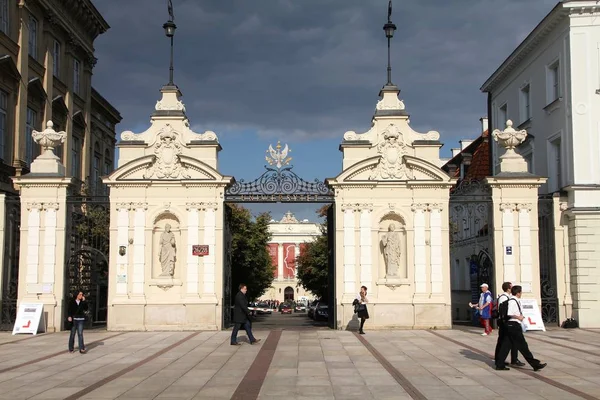 ワルシャワ ポーランド 2010 はポーランドのワルシャワの大学によって歩きます 公立大学は 1816 年に設立された — ストック写真