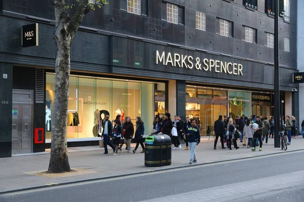 London Storbritannien April 2016 People Shop Marks Spencer Oxford Street — Stockfoto