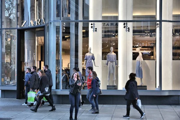 London Storbritannien April 2016 Människor Handla Zara Oxford Street London — Stockfoto