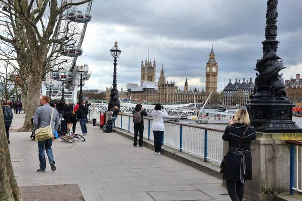 Londres Reino Unido Abril 2016 Pessoas Visitam Thames Embankment Londres — Fotografia de Stock