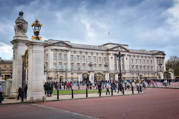 ロンドンのバッキンガム宮殿 エイプリル社2016 英国ロンドンのバッキンガム宮殿を訪れる人々 ロンドンは英国で最も人口の多い都市で 地下鉄エリアには1300万人が住んでいます — ストック写真