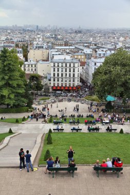 Paris, Fransa - 22 Temmuz 2011: İnsanlar Montmartre tepe Paris, Fransa'da ziyaret edin. Paris dünyanın en çok ziyaret edilen şehir 15,6 milyon uluslararası gelen yolcu ile 2011 yılında olduğunu..