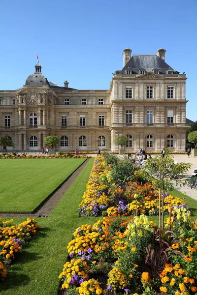 2011 游客参观卢森堡花园在巴黎 巴黎是参观人数最多的城市在世界 1560 万国际移民在 2011 — 图库照片