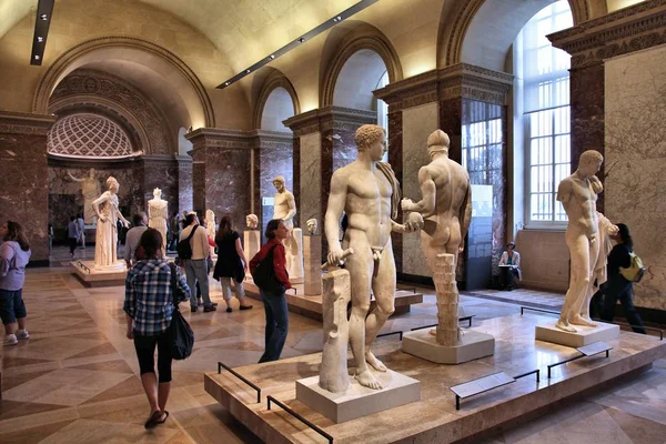 Paříž Francie Červenec Turisté Navštívit Muzeum Louvre Paříži Ročních Návštěvníků — Stock fotografie