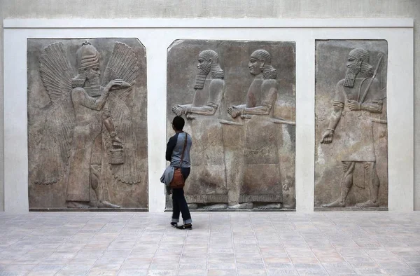 Paris France July Tourist Admires Assyrian Sculpture Collection Paris France — Stock Photo, Image