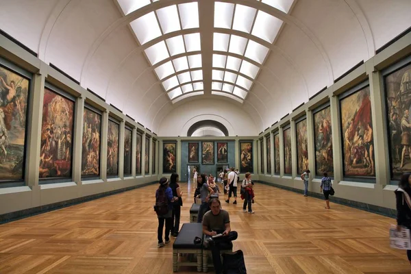 Париж Франция Июля Туристы Посещают Музей Лувра Париже Франция Ежегодно — стоковое фото
