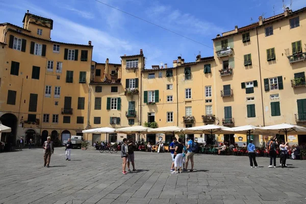 Lucca Italië April 2015 Mensen Bezoeken Oude Stadsplein Piazza Anfiteatro — Stockfoto