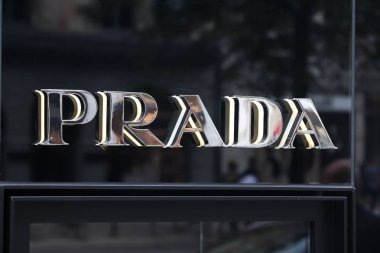 Stockholm, İsveç - 24 Ağustos 2018: Birger Jarlsgatan, Stockholm, Prada moda mağaza. Birger Jarlsgatan sokağım İsveç'te ev sahipliği en seçkin alışveriş bölgeleri.