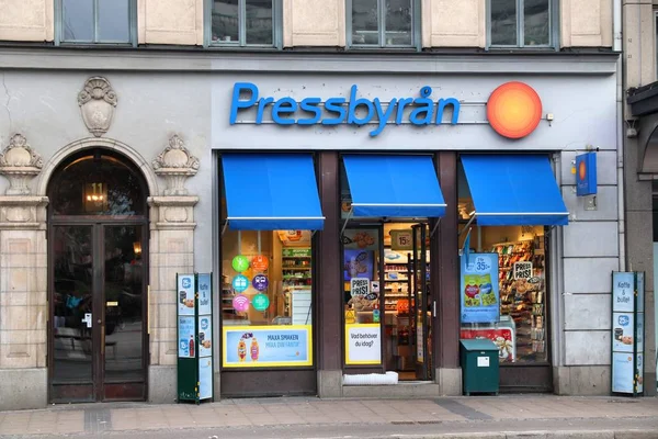 ストックホルムのストックホルム スウェーデン 2018 Pressbyran のコンビニエンス ストア Pressbyran 専門の新聞や雑誌が また食品を販売しています — ストック写真