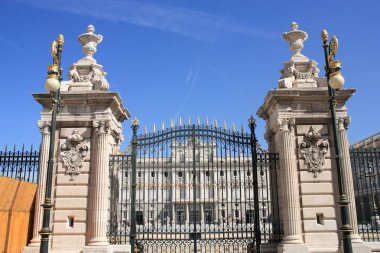 Madrid, İspanya Kraliyet Sarayı kapısı. Bunun diğer adı Palacio Oriente olduğunu.