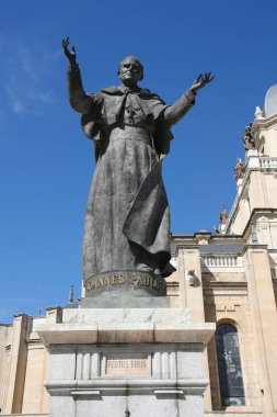 Madrid, İspanya - Eylül 2, 2009: Papa John Paul II heykel Almudena Katedrali, Madrid önünde. Heykel İspanyol sanatçı Juan de Avalos y Taborda tarafından tasarlanmıştır.