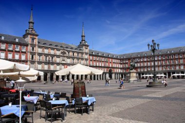 Madrid, İspanya - Eylül 2, 2009: İnsanlar ana kare - Plaza Mayor Madrid ziyaret edin. 3,165,235 nüfusu ile İspanyol başkenti Madrid olduğunu.
