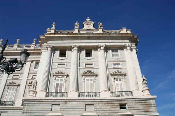 在马德里 西班牙的皇家宫殿 它还有一个名字是帕拉西奥东方 — 图库照片