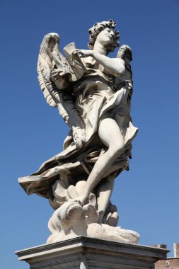 Melek heykel Roma, İtalya. Bir Ponte Sant, meleklerin ' Angelo Köprüsü - melek ile Superscription. Gianlorenzo Bernini tarafından Barok heykel.