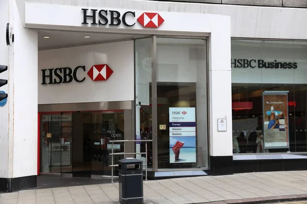 Leeds July 2016 People Walk Hsbc Bank Leeds Hsbc One — Stock Photo, Image