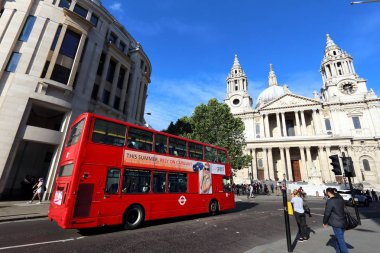 Londra, İngiltere - 8 Temmuz 2016: İnsanlar Ludgate Hill, Londra yeni kentsel otobüs yolculuğu. Hibrid dizel elektrik otobüs yeni, modern, bir ikonik çift katlı alçak taban sürümüdür.