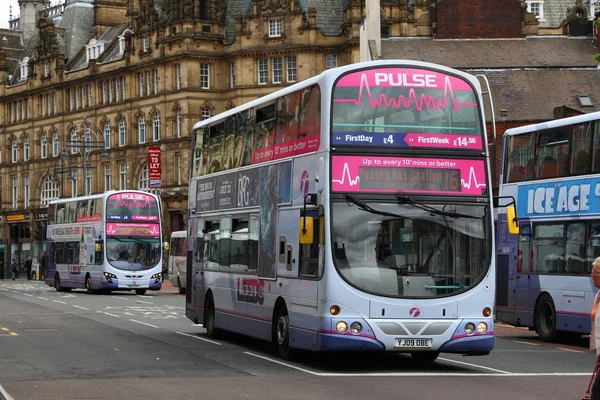Leeds Verenigd Koninkrijk Juli 2016 Mensen Rijden Firstleeds Dubbeldekker Bus — Stockfoto