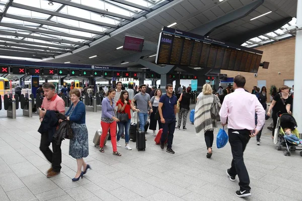 London July 2016 Passengers Check Contactless Tickets London Bridge Railway — Stock Photo, Image